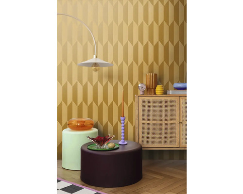 Príklad vybavenia s nábytkom, dekoráciou a tapetou s geometrickým vzorom