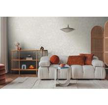 Obývacia izba s pohovkou, regálom, kobercom a ozdobnou zástennou