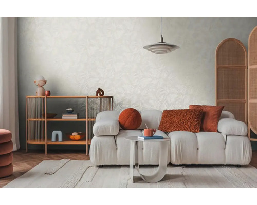 Obývacia izba s pohovkou, regálom, kobercom a ozdobnou zástennou