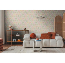 Obývacia izba so vzorovanou tapetou, pohovkou, odkladacím stolíkom a policou