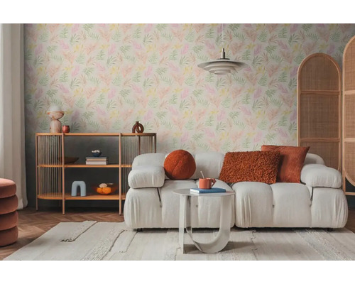 Obývacia izba so vzorovanou tapetou, pohovkou, odkladacím stolíkom a policou