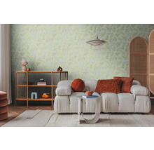 Svetlá obývacia izba s pohovkou, regálom a tapetou so vzorom listov