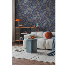 Obývacia izba s tapetou so vzorom, pohovkou a príručným stolíkom