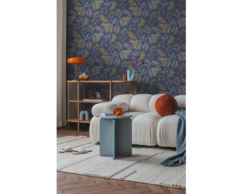 Obývacia izba s tapetou so vzorom, pohovkou a príručným stolíkom