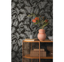 Dekoratívna tapeta s rastlinným vzorom na polici s dekoráciami