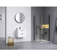 Moderná kúpeľňa s umývadlom, zrkadlom a sprchovacím kútom