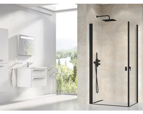 Kúpeľňa so sprchovacím kútom, umývadlom a zrkadlom