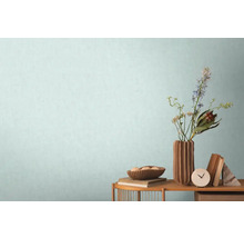 Dekoratívne obytné prostredie so stolom, vázou, kvetmi, misou a knihami pred stenou