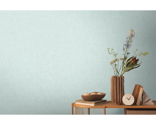 Dekoratívne obytné prostredie so stolom, vázou, kvetmi, misou a knihami pred stenou