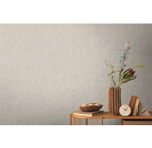 Nástenná dekorácia so štýlovou tapetou, vázou a dekoráciou stola