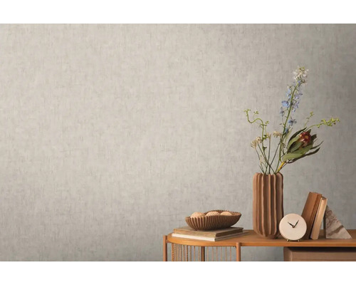 Nástenná dekorácia so štýlovou tapetou, vázou a dekoráciou stola