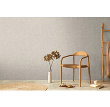 Svetlý interiér s drevenou stoličkou, dekoráciou a textilom