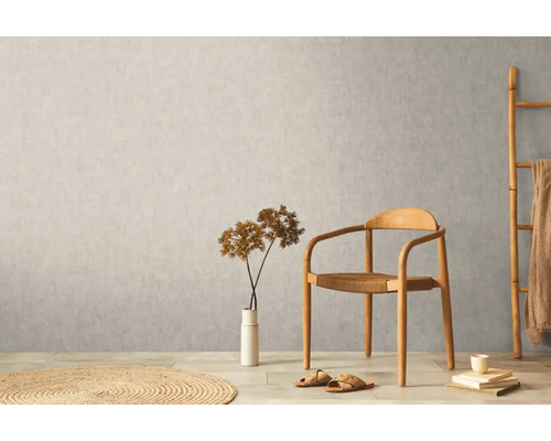 Svetlý interiér s drevenou stoličkou, dekoráciou a textilom