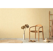 Svetlá izba s drevenou stoličkou, okrúhlym kobercom a rebríkom pre útulnú atmosféru