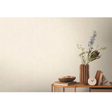 Dekoratívna scéna s kvetmi, knihami a stolovými hodinami na odkladacom stolíku pred stenou