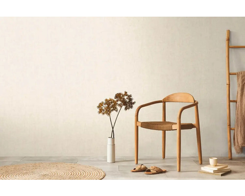 Svetlá izba s drevenou stoličkou, dekoráciou a textilom pre priateľskú atmosféru.