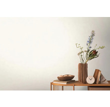 Dekoratívna scéna s kvetmi vo váze, miskou, knihami a hodinami na stole