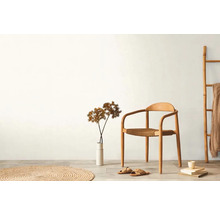 Svetlá izba s drevenou stoličkou, kobercom, dekoráciou a rebríkom