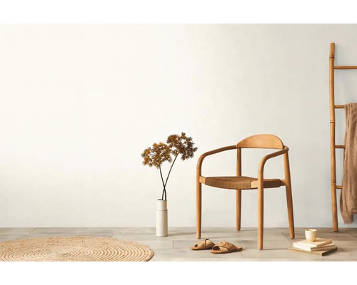 Svetlá izba s drevenou stoličkou, kobercom, dekoráciou a rebríkom