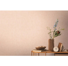 Dekoratívne zátišie s kvetmi vo váze na príručnom stolíku