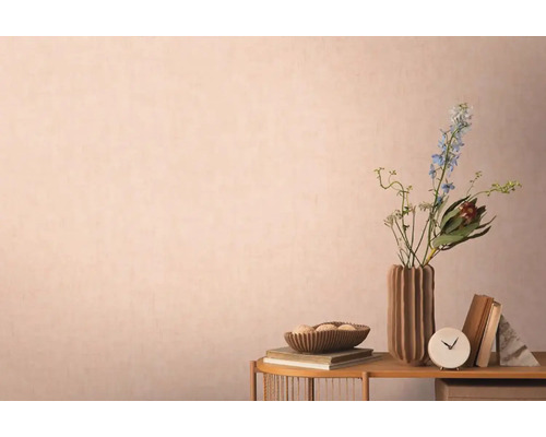 Dekoratívne zátišie s kvetmi vo váze na príručnom stolíku