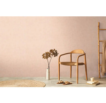 Svetlá izba s drevenou stoličkou, rebríkom, kobercom a dekoráciami