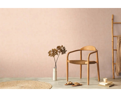 Svetlá izba s drevenou stoličkou, rebríkom, kobercom a dekoráciami