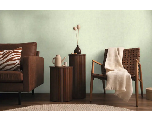 Obývacia izba s pohovkou, kreslom a príručnými stolíkmi pre útulnú atmosféru