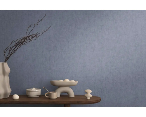 Dekoratívne aranžmán na stole pred modrou stenou