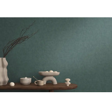 Scéna s dekoratívnymi prvkami na stole pred stenou