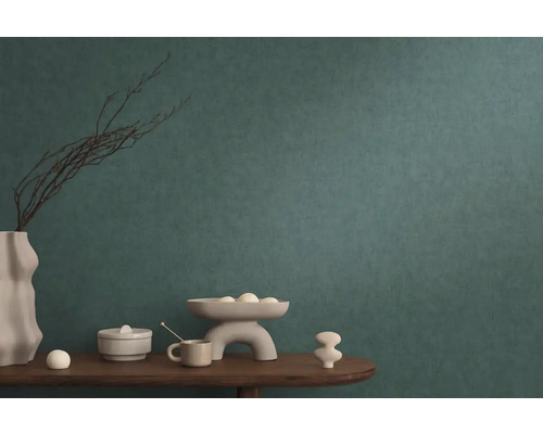 Scéna s dekoratívnymi prvkami na stole pred stenou