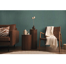 Obývacia izba s hnedou pohovkou, drevenou stoličkou a stoličkou s dekou