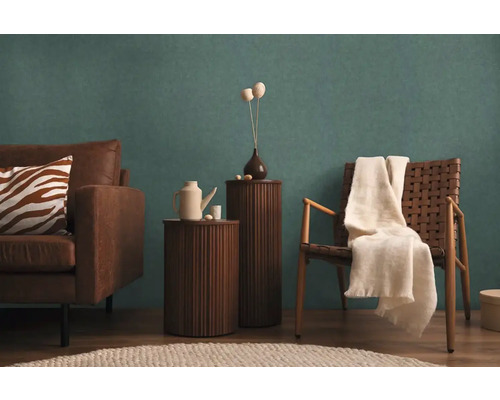 Obývacia izba s hnedou pohovkou, drevenou stoličkou a stoličkou s dekou