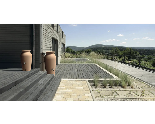 Dve nádrže na dažďovú vodu v záhrade rodinného domu.