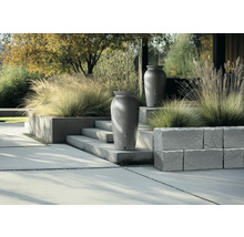 Dve nádoby na dažďovú vodu v záhrade