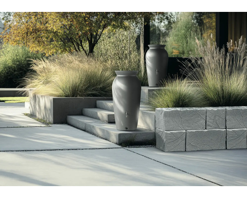 Dve nádoby na dažďovú vodu v záhrade