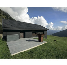 Dom s kamennou terasou, grilom a svahovitým pozemkom