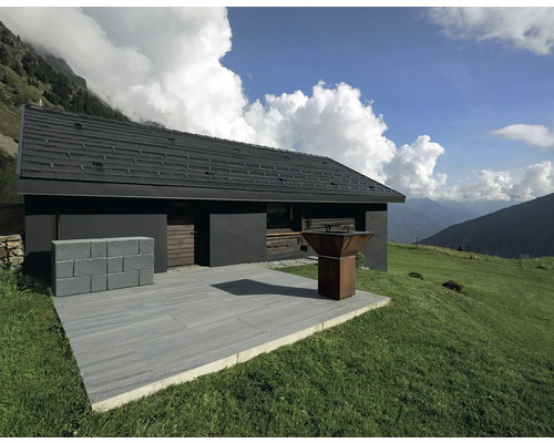 Dom s kamennou terasou, grilom a svahovitým pozemkom