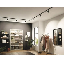 Moderný dizajn šatne s regálmi, vešiakom na oblečenie, zrkadlom a flexibilným koľajnicovým osvetlením