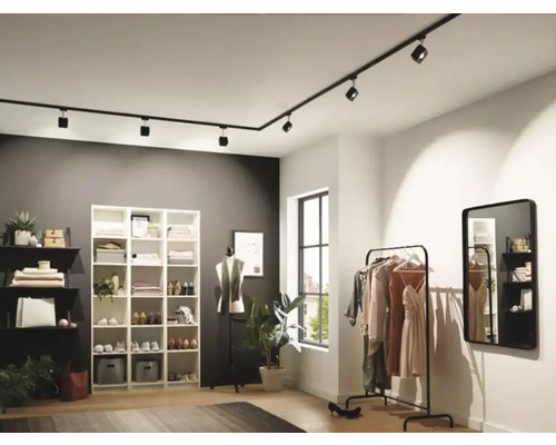 Moderný dizajn šatne s regálmi, vešiakom na oblečenie, zrkadlom a flexibilným koľajnicovým osvetlením