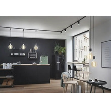 Moderná kuchyňa s čiernym kuchynským kútom, koľajnicový systém s reflektormi a závesnými svietidlami