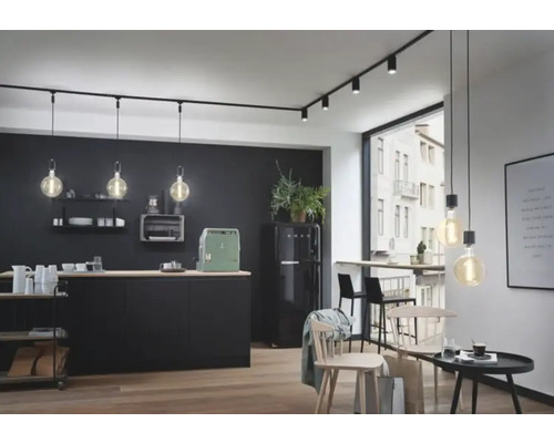 Moderná kuchyňa s čiernym kuchynským kútom, koľajnicový systém s reflektormi a závesnými svietidlami