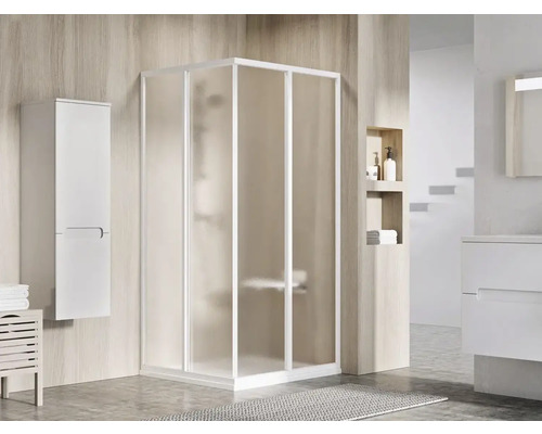 Kúpeľňa so sprchovacím kútom, umývadlom a kúpeľňovým nábytkom