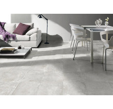 Svetlá obývacia izba s pohovkou, stolom, stoličkou a podlahovými dlaždicami