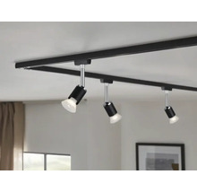 Čierny lištový systém s tromi bodovými svietidlami na strope.