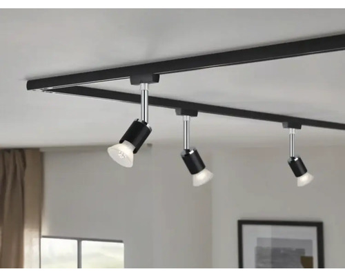 Čierny lištový systém s tromi bodovými svietidlami na strope.