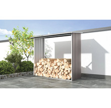 Kovový regál na drevo naplnený drevom v záhrade