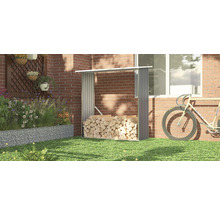 Sklad dreva s palivovým drevom pred tehlovou stenou