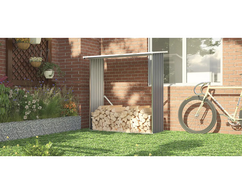 Sklad dreva s palivovým drevom pred tehlovou stenou