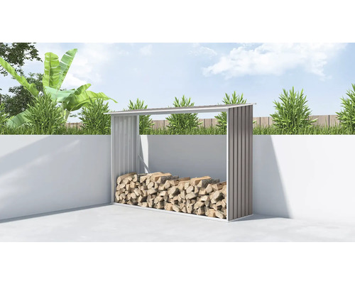 Kovový regál na drevo s naskladaným palivovým drevom v záhrade.